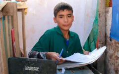 Com apenas 12 anos, ele abriu uma escola em seu quintal para ajudar outras crianças