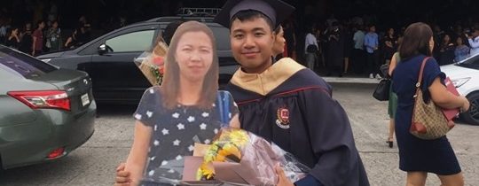 Estudante leva a foto do tamanho real de sua falecida mãe para a sua formatura