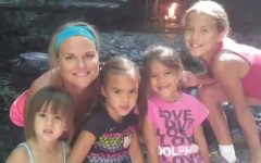 Essa mulher adotou as quatro filhas de sua amiga que morreu de câncer
