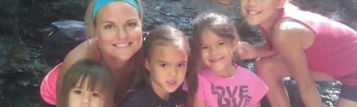 Essa mulher adotou as quatro filhas de sua amiga que morreu de câncer