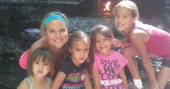Essa mulher adotou as quatro filhas de sua amiga que morreu de câncer