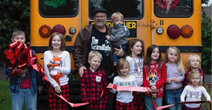 Vovô compra ônibus escolar para levar seus 10 netos para a escola todos os dias
