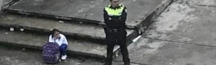 Recordamos do policial que cuidou de uma menina até a chegada dos seus pais