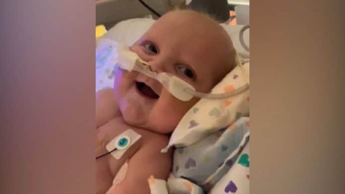 Bebê que teve 2 operações de coração aberto sorri pela primeira vez