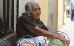 “Se eu não saio pra vender, não como”: Ana María, de 88 anos