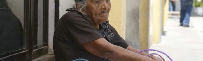 “Se eu não saio pra vender, não como”: Ana María, de 88 anos