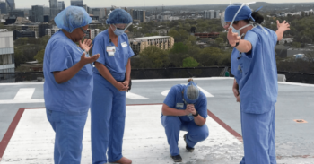 Imagens de médicos e enfermeiros orando em hospitais contra a pandemia conquistam as redes