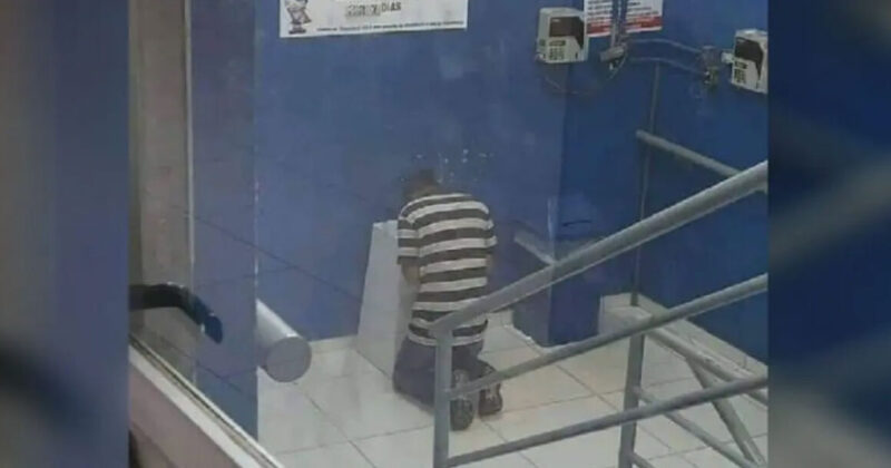 Jovem humilde se ajoelha e reza em frente o caixa de correio onde entregou seu currículo