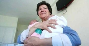A mulher teve gêmeos aos 64 anos e acaba de perder a custódia devido à sua situação de risco