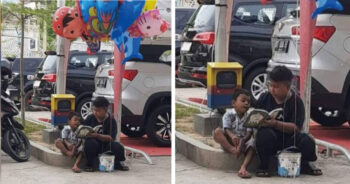 Enquanto vende balões na rua, ele cuida e ensina seu irmão mais novo a ler