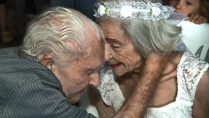 Casal de idosos com 96 e 100 anos se casam em uma casa de repouso em Campinas