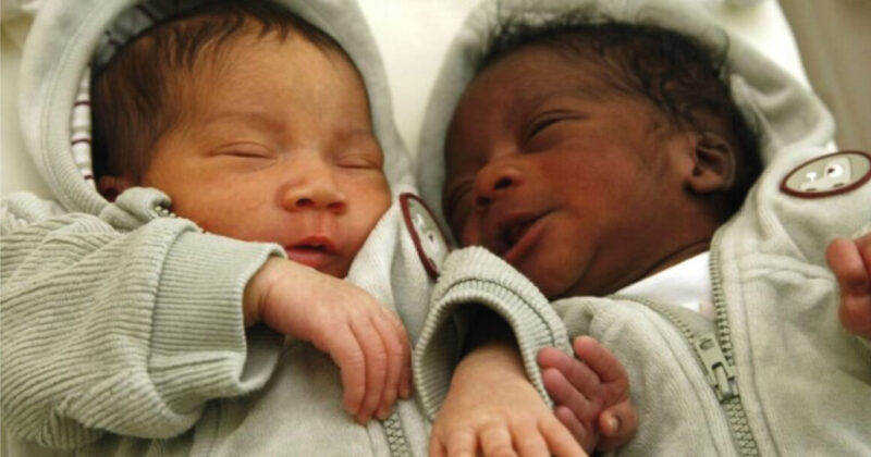 Mulher dá à luz gêmeos de pais diferentes: um de seu parceiro e outro de seu amante