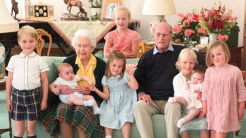 Família real divulga foto inédita de príncipe Philip com os sete bisnetos