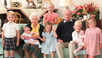 Família real divulga foto inédita de príncipe Philip com os sete bisnetos