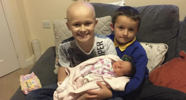 Menino de 9 anos vive para conhecer sua irmãzinha recém-nascida antes de morrer de câncer: ‘Ele conseguiu aguentar’