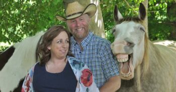 Cavalo rouba a cena durante a sessão de fotos da maternidade deste casal