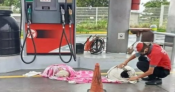 Trabalhador de posto de gasolina resgata dois cães que morriam de fome e frio
