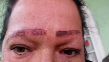“Olha como deixaram minha mãe”: Mulher expôe tatuadores desastrosos na Internet