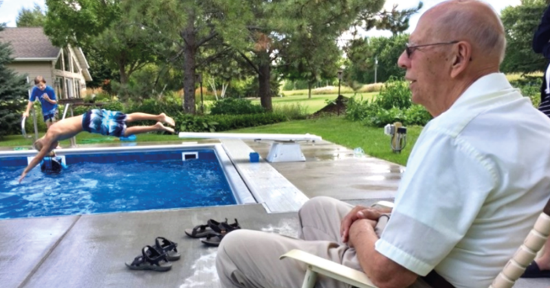 Idoso de 94 anos vence a solidão abrindo uma piscina para as crianças de seu bairro, são a melhor companhia