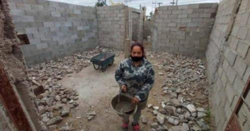 Mãe de 4 filhos decide construir sua própria casa sozinha: “Não tinha dinheiro para pagar pedreiros”