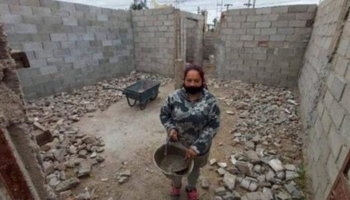 Mãe decidiu construir a própria casa sozinha para dar conforto aos seus filhos: “Não tinha dinheiro para pagar pedreiros”