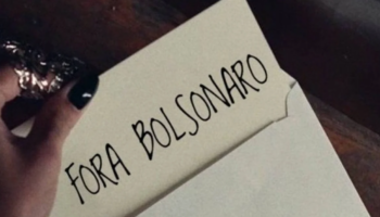 Anitta alfineta Bolsonaro em seu novo clipe com a frase “Fora Bolsonaro”