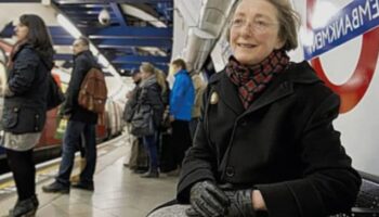 Mulher vai todos os dias à estação de trem para ouvir a voz de seu falecido marido