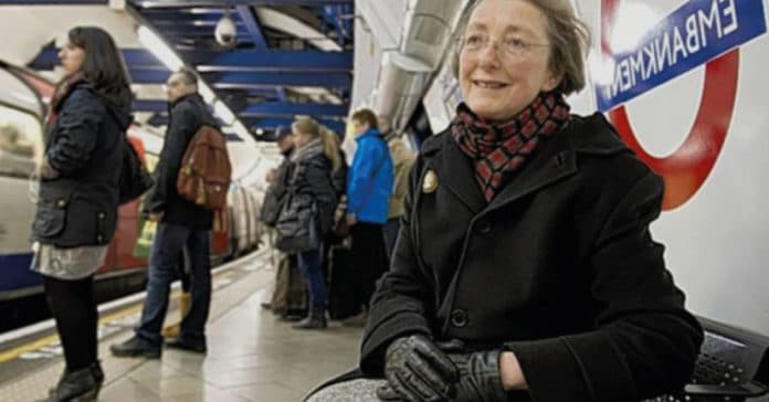 Mulher vai todos os dias à estação de trem para ouvir a voz de seu falecido marido
