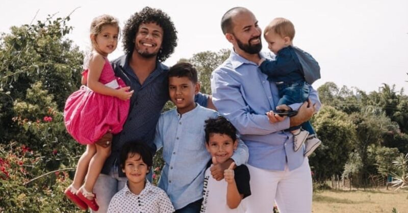 Casal gay adota 5 irmãos que haviam sido abandonados: “O amor é um ato de coragem”