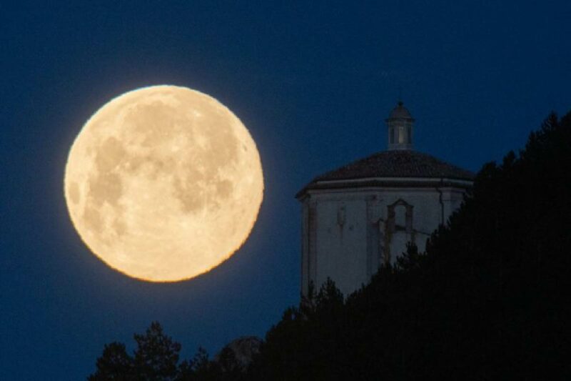 O mês de março nos presenteará com uma bela Lua de Minhoca e uma conjunção entre os planetas