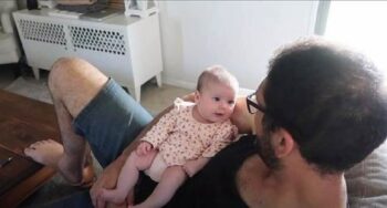 Bebê emociona o mundo falando “sério” com o pai