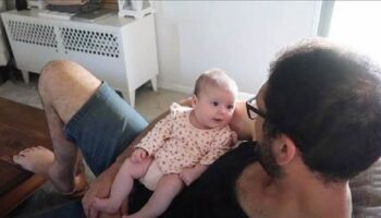 Bebê emociona o mundo falando “sério” com o pai