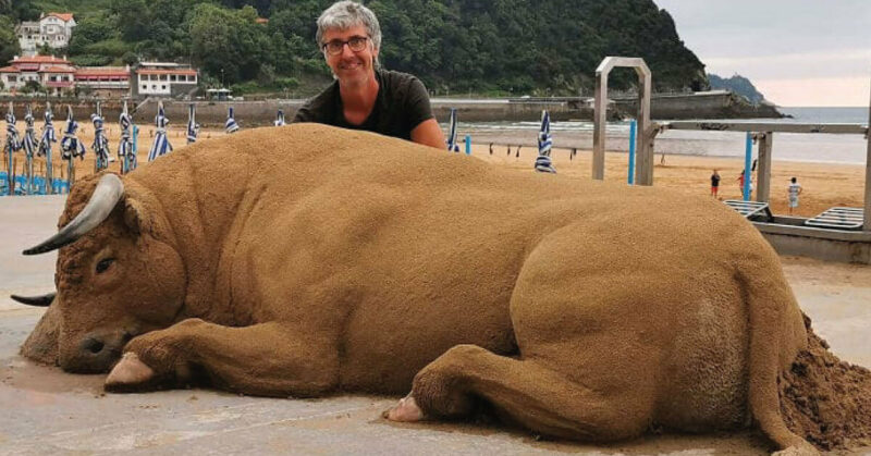 Artista faz incríveis esculturas de animais apenas com areia