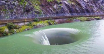Drone voa dentro do buraco enigmático do Lago Berryessa na Califórnia