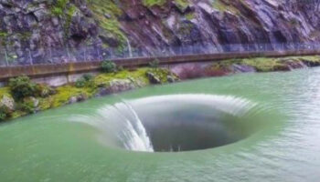 Drone voa dentro do buraco enigmático do Lago Berryessa na Califórnia