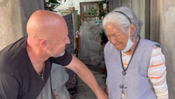 Homem viaja da Espanha até Bolívia para agradecer a babá que cuidou dele há 45 anos