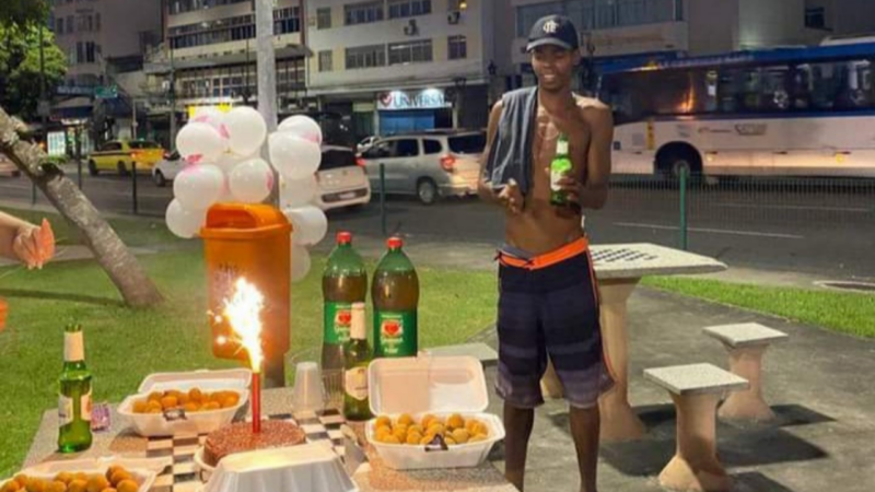 Vizinhos se reúnem para comemorar aniversário de jovem que mora na rua com refrigerantes e bolo