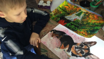 Menino de 9 anos pinta quadros e vende para comprar ração e outros recursos para animais abandonados