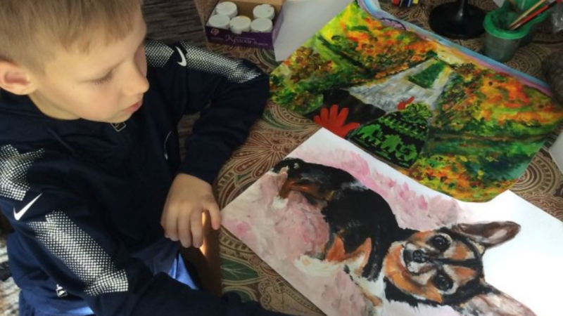 Menino de 9 anos pinta quadros e vende para comprar ração e outros recursos para animais abandonados
