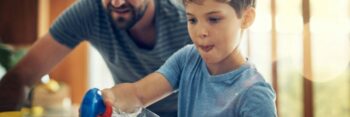 Incluir as crianças nas tarefas domésticas melhora sua cognição e desempenho acadêmico, conclui estudo