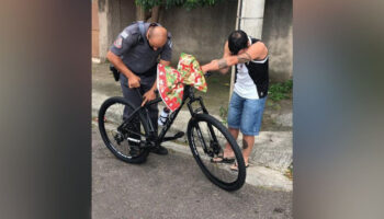Policiais se reúnem e dão uma bicicleta novinha a um homem que vendia bolos a pé para sustentar sua família