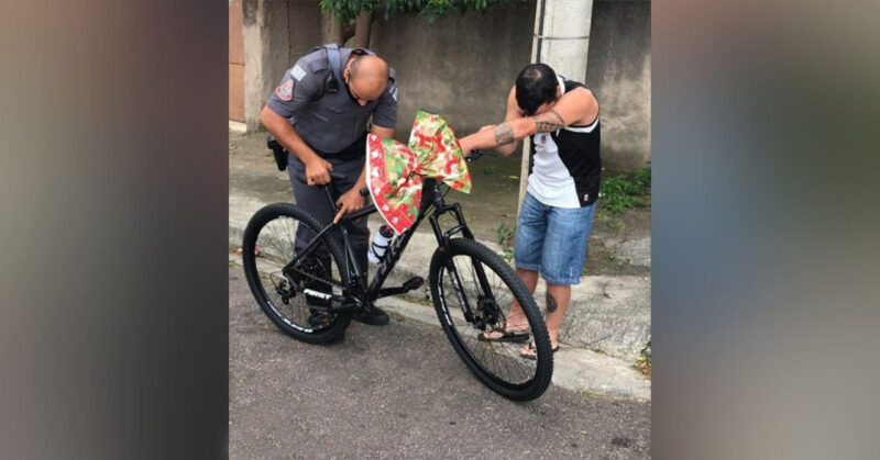 Policiais se reúnem e dão uma bicicleta novinha a um homem que vendia bolos a pé para sustentar sua família