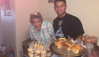 Jovem ajuda idoso que não conseguia vender seus pães divulgando seu trabalho nas redes sociais