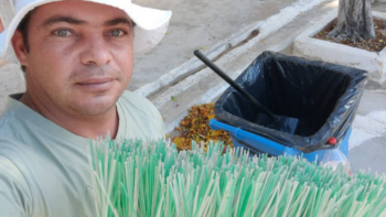 Jovem transforma garrafas plásticas em vassouras e garante a renda de sua família