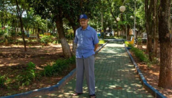 Idoso de 84 anos transforma terreno baldio abandonado em uma bela praça repleta de árvores