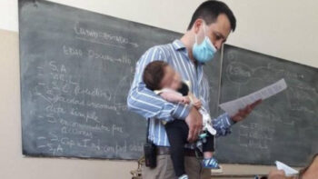 Professor cuida de bebê de aluna no meio da aula para que ela possa estudar