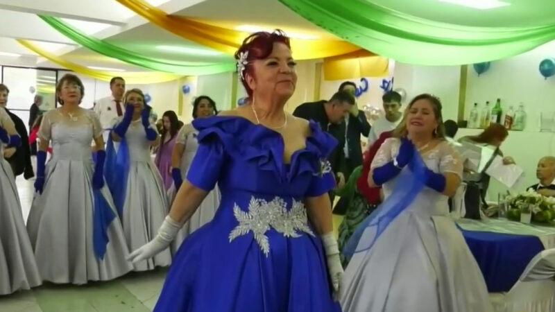 Aos 70 anos, vovó realiza sonho de infância e faz festa de 15 anos usando um elegante vestido pomposo