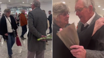 Vovô recebe sua amada com flores e abraços no aeroporto e conquista elogios