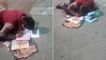 Menino é visto fazendo lição de casa enquanto vende doces na rua