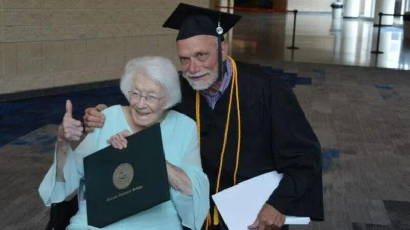 Homem se formou aos 72 anos e sua mãe de 99 o acompanhou na cerimônia de diplomação
